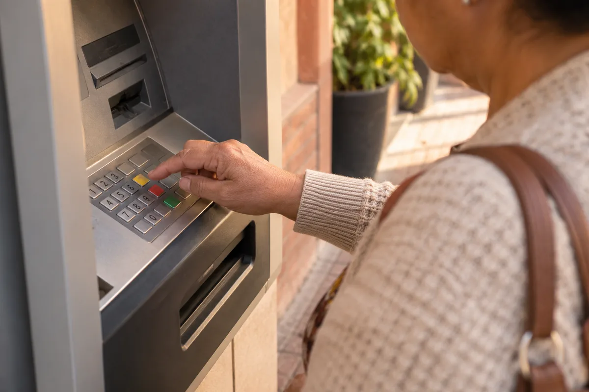 Imagen editorial ilustrativa sobre Se puede retirar dinero de la Tarjeta Bienestar en cualquier banco