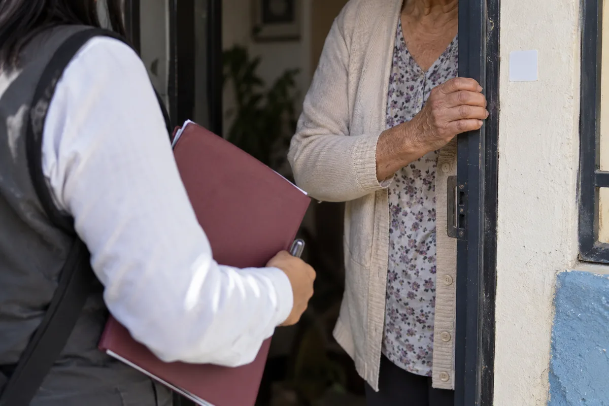 Imagen editorial ilustrativa sobre Salud Casa por Casa: qué preguntan y para qué es la calcomanía